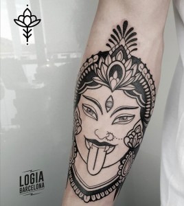 Tatuaje_brazo_dios_hindu_marta_camisani_logia_barcelona 